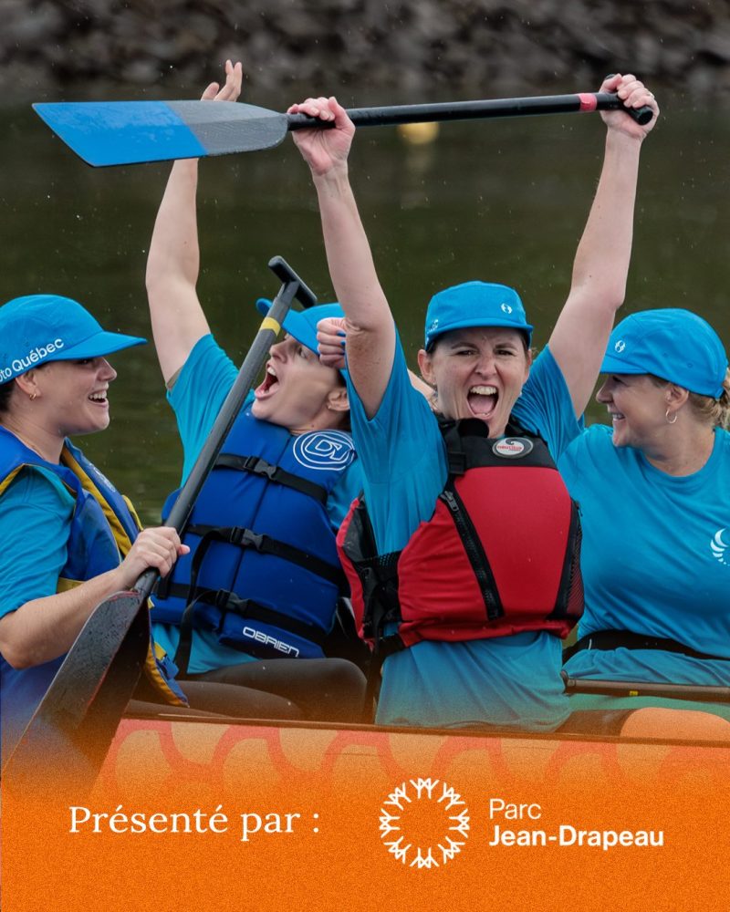 Des pagayeurs célèbrent avec leurs bras dans les airs.
